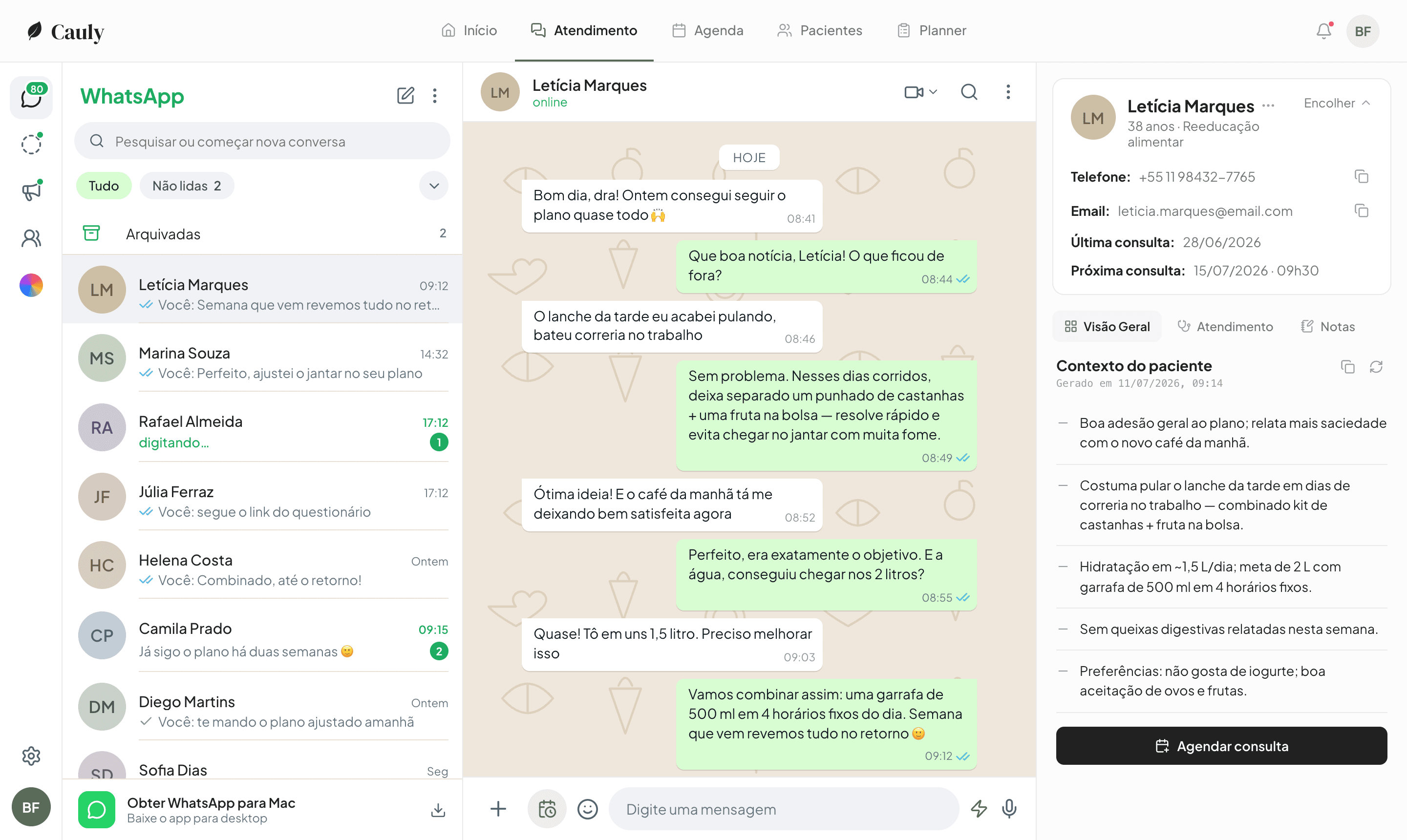 Tela de atendimento do Cauly com o WhatsApp integrado ao lado do prontuário do paciente